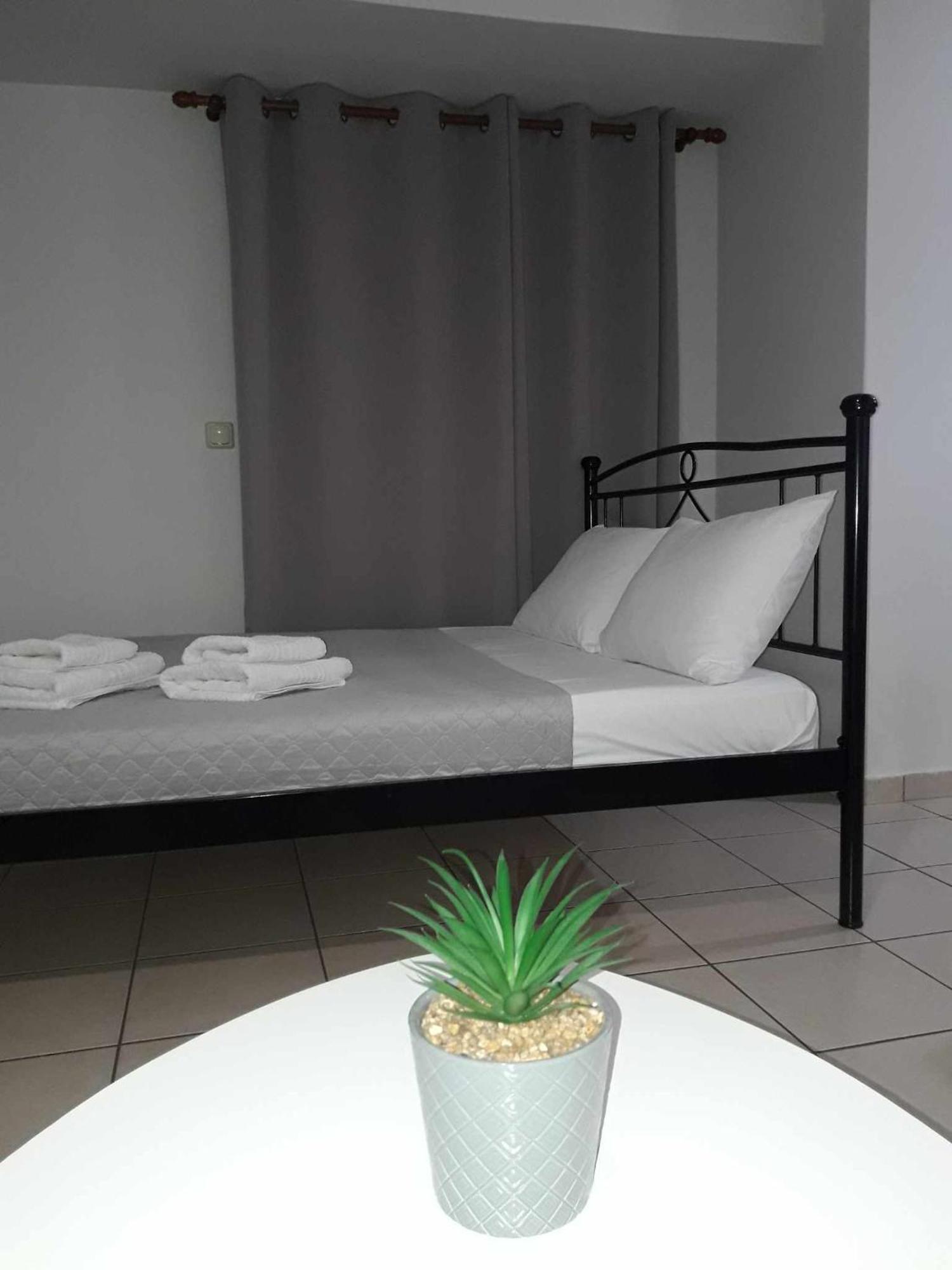 Simple, Calm And Center 2 Appartement Kalamáta Buitenkant foto